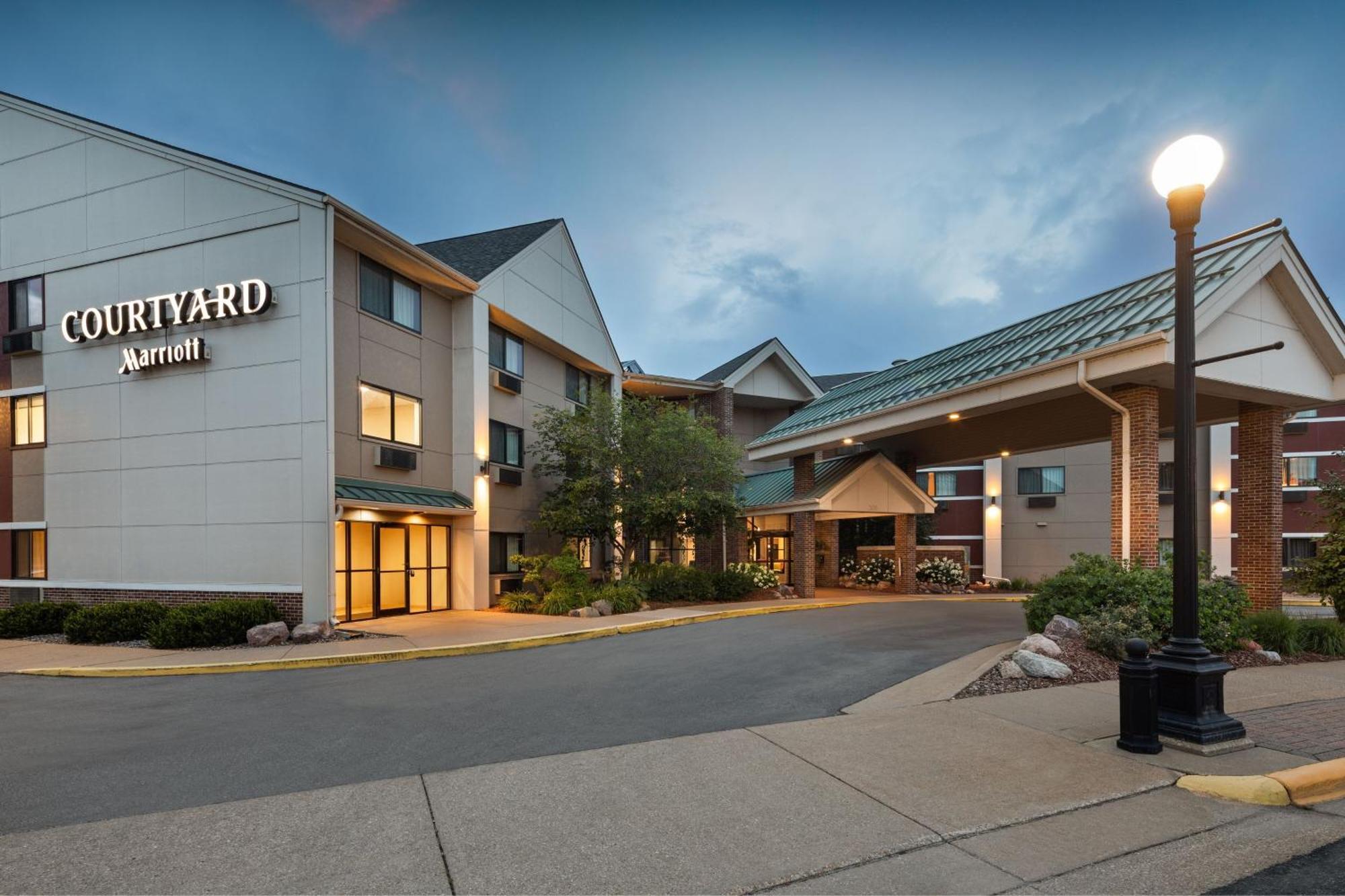 Courtyard La Crosse Downtown/Mississippi Riverfront Hotel Exterior photo