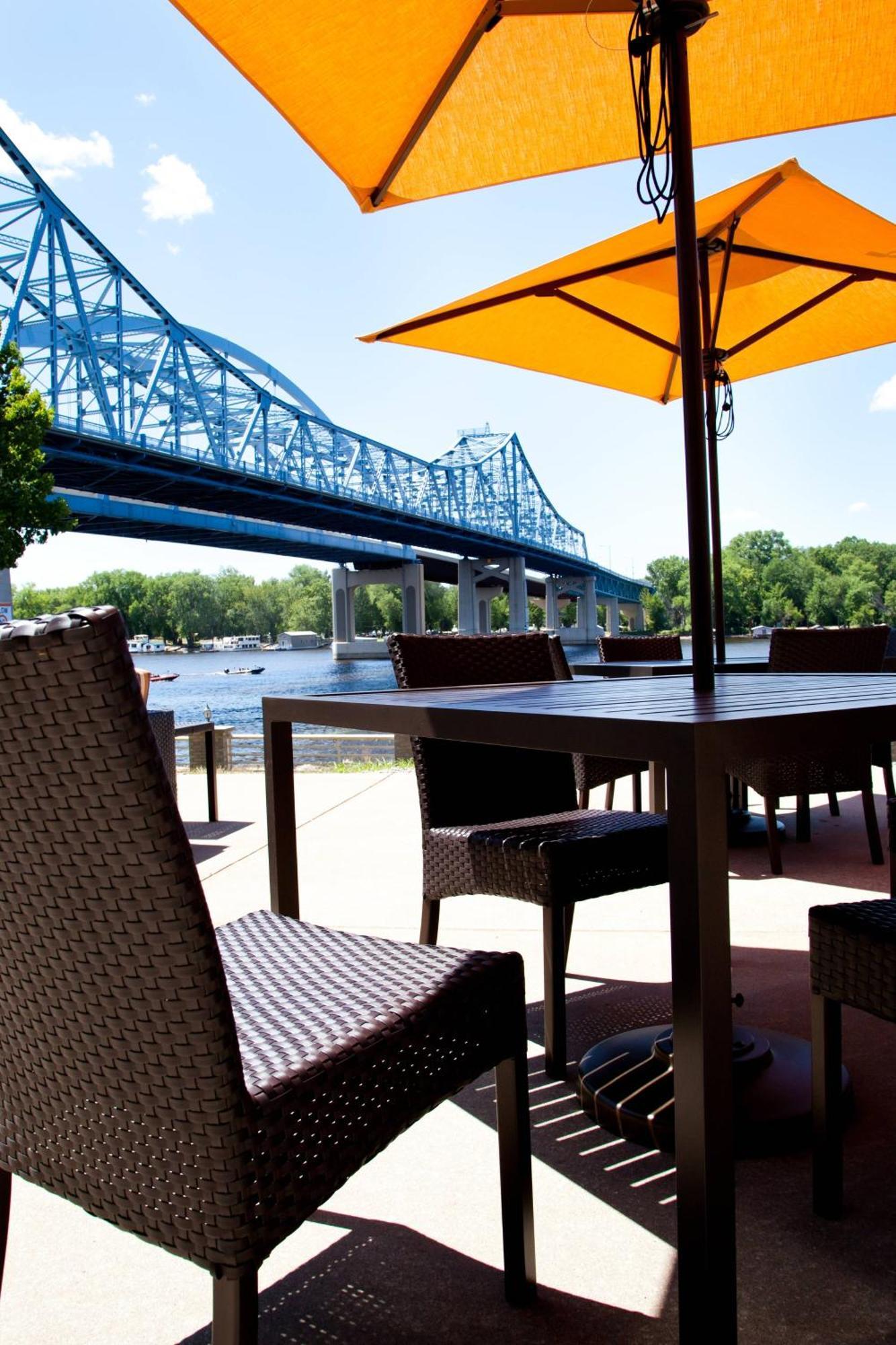 Courtyard La Crosse Downtown/Mississippi Riverfront Hotel Exterior photo