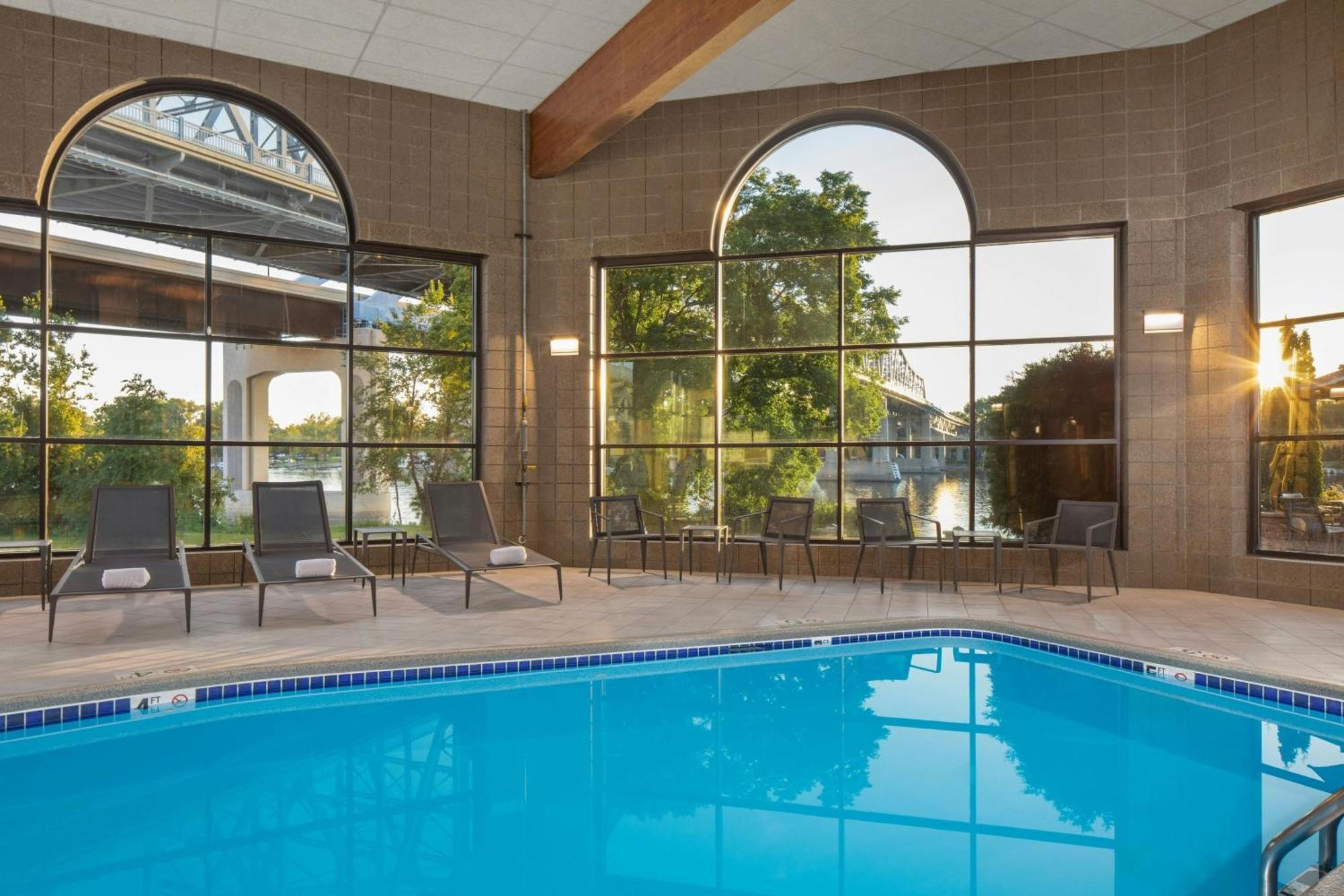 Courtyard La Crosse Downtown/Mississippi Riverfront Exterior photo